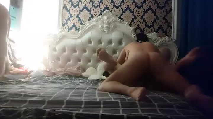 两对中年夫妻交换操逼，一人一个怼着骚逼猛操