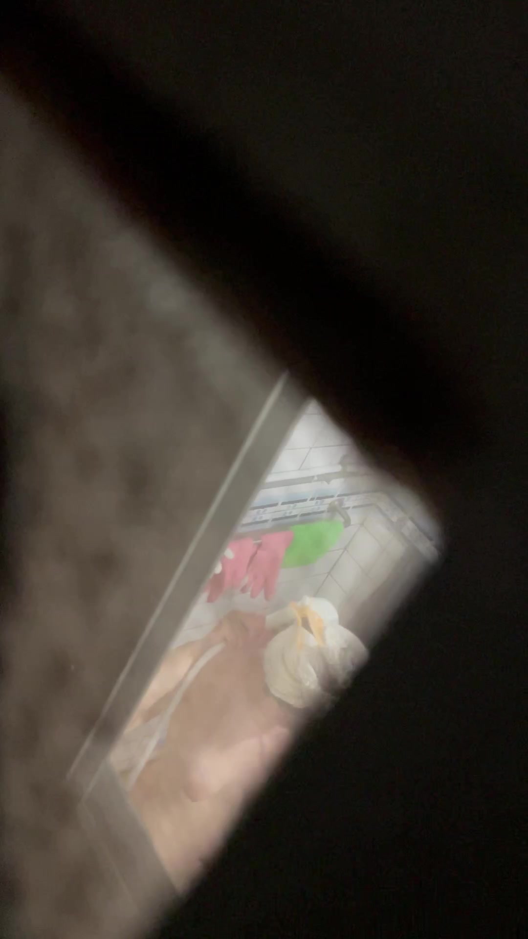 偷拍朋友鄰居妹妹洗澡