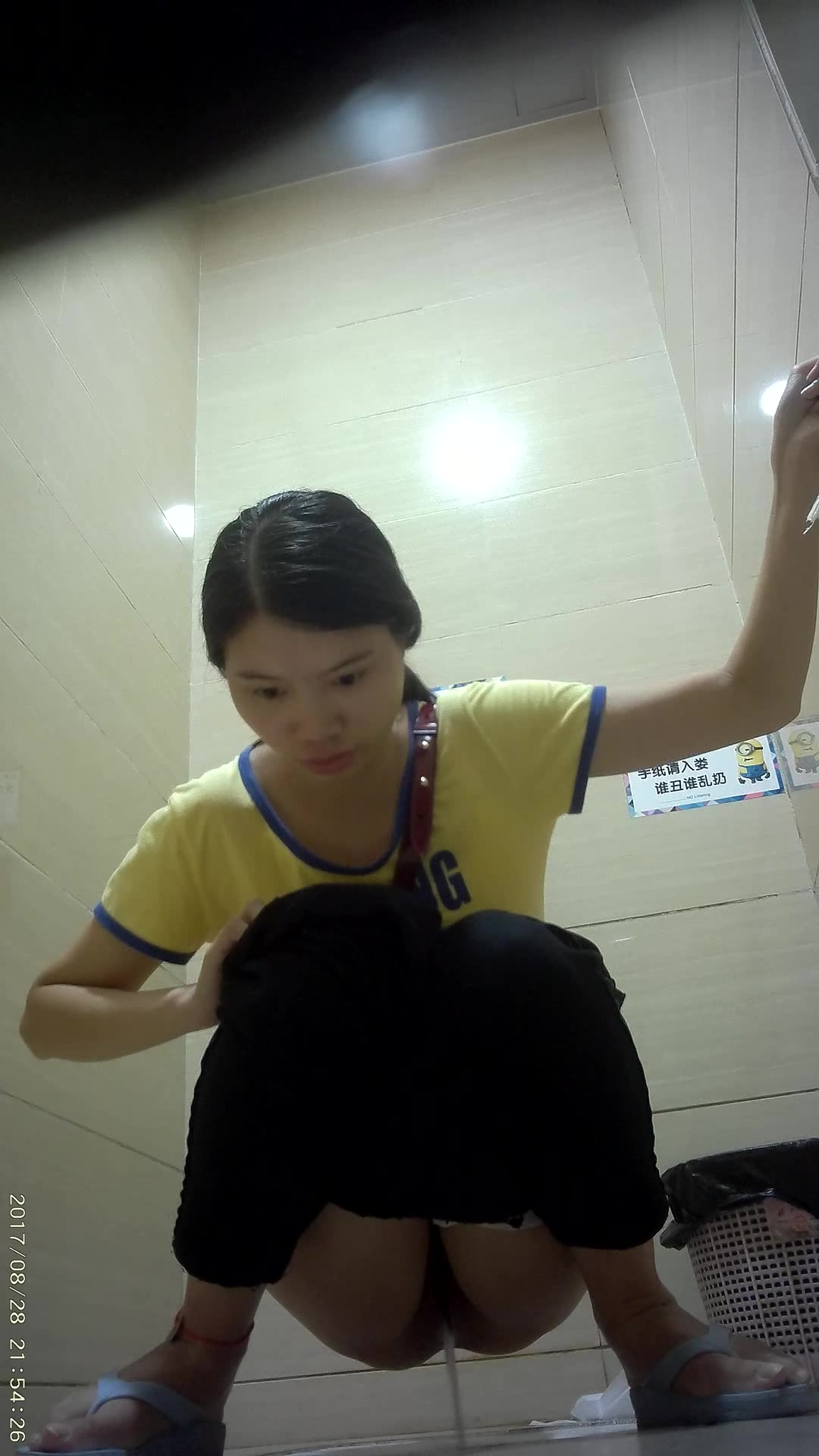 某大型商場公共衛生間拍攝到的各式美女少婦如廁 有個挺漂亮的少婦喜歡摳鼻孔 屌爆了 1080P原版高清