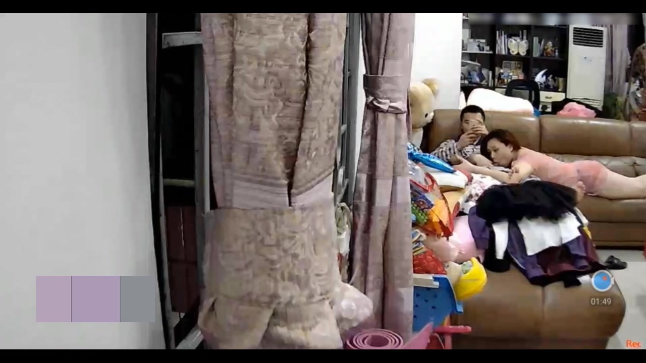 居家攝像頭黑客破解拍攝到的美嬌妻趴在沙發上邊玩手機邊吃雞巴啪啪 味道就是不一樣啊 露臉高清