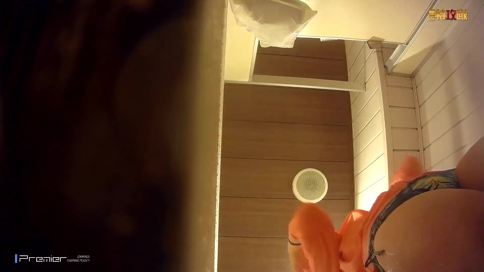 某站最新流出新年特別檔-女泳客潛入浴場近距離偷拍各式美女沐浴更衣 雪白肌膚堅挺美乳看得讓人欲火焚身 1080P高清原版