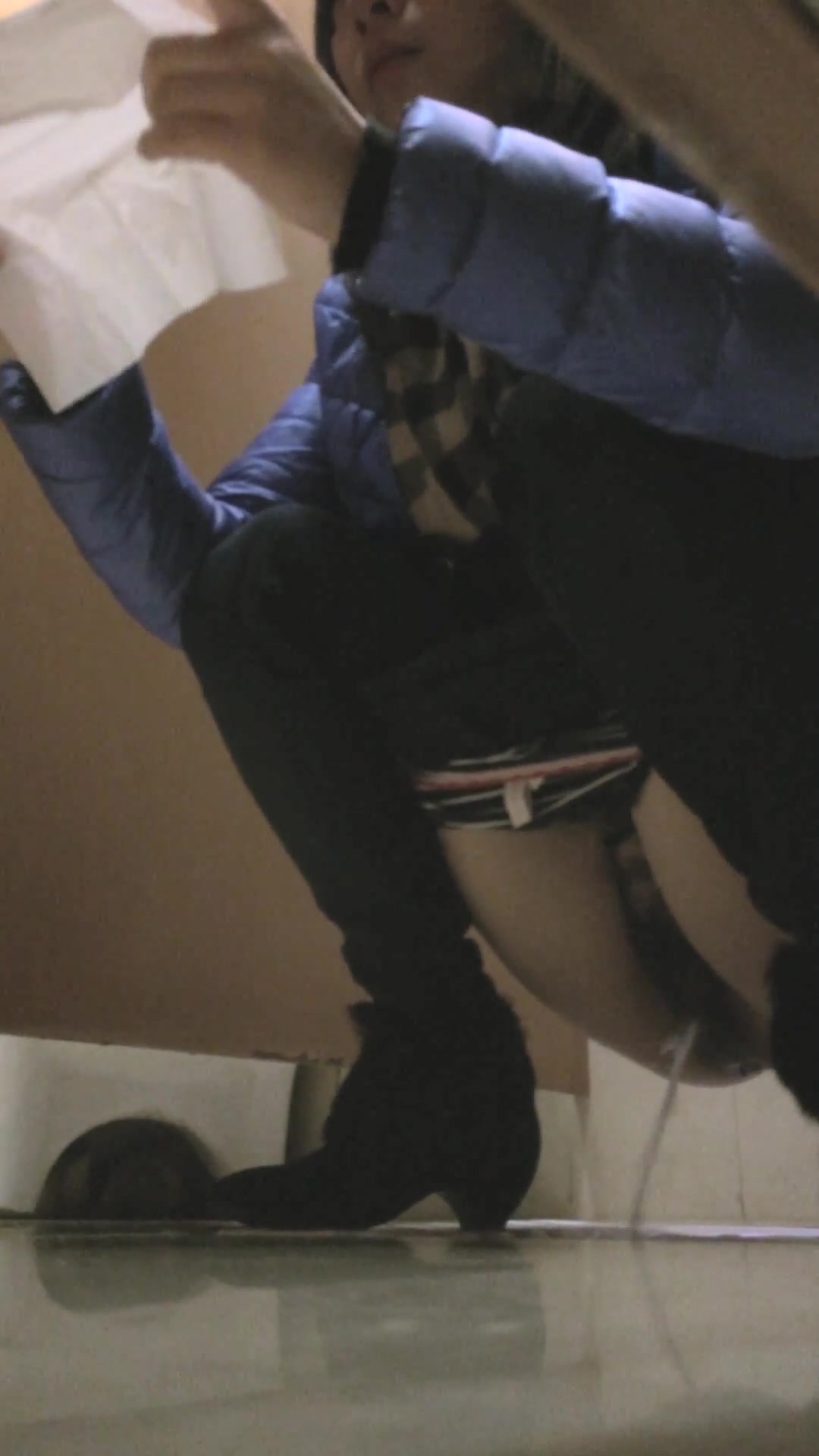 某大型商場公共女廁全景拍攝到的各式美女少婦如廁 有個穿羽絨服的美少婦下面的黑森林非常茂盛 1080P高清