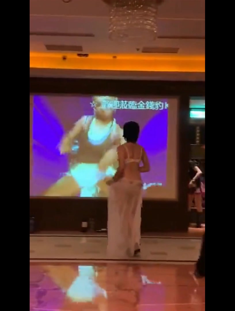 精品推薦 KTV包間顏值不錯模特跳脫衣鋼管舞 搔首弄姿挑逗風騷十足 1080P原版高清