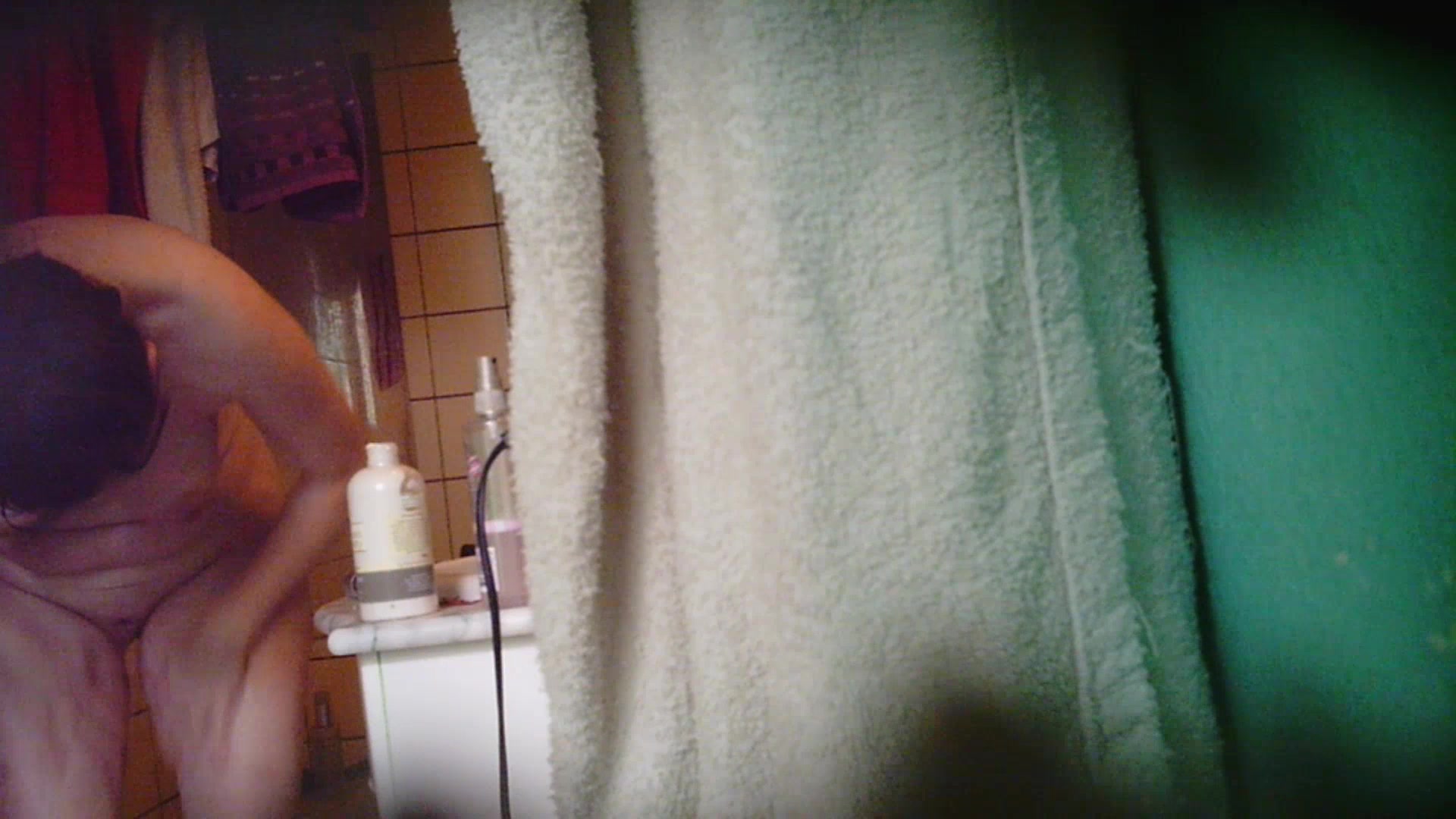 精品推薦 無良房東浴室針孔攝像頭拍攝女租客洗澡更衣給身體擦乳液 彈性堅挺大奶居然是白虎一線天饅頭穴 1080P高清原版