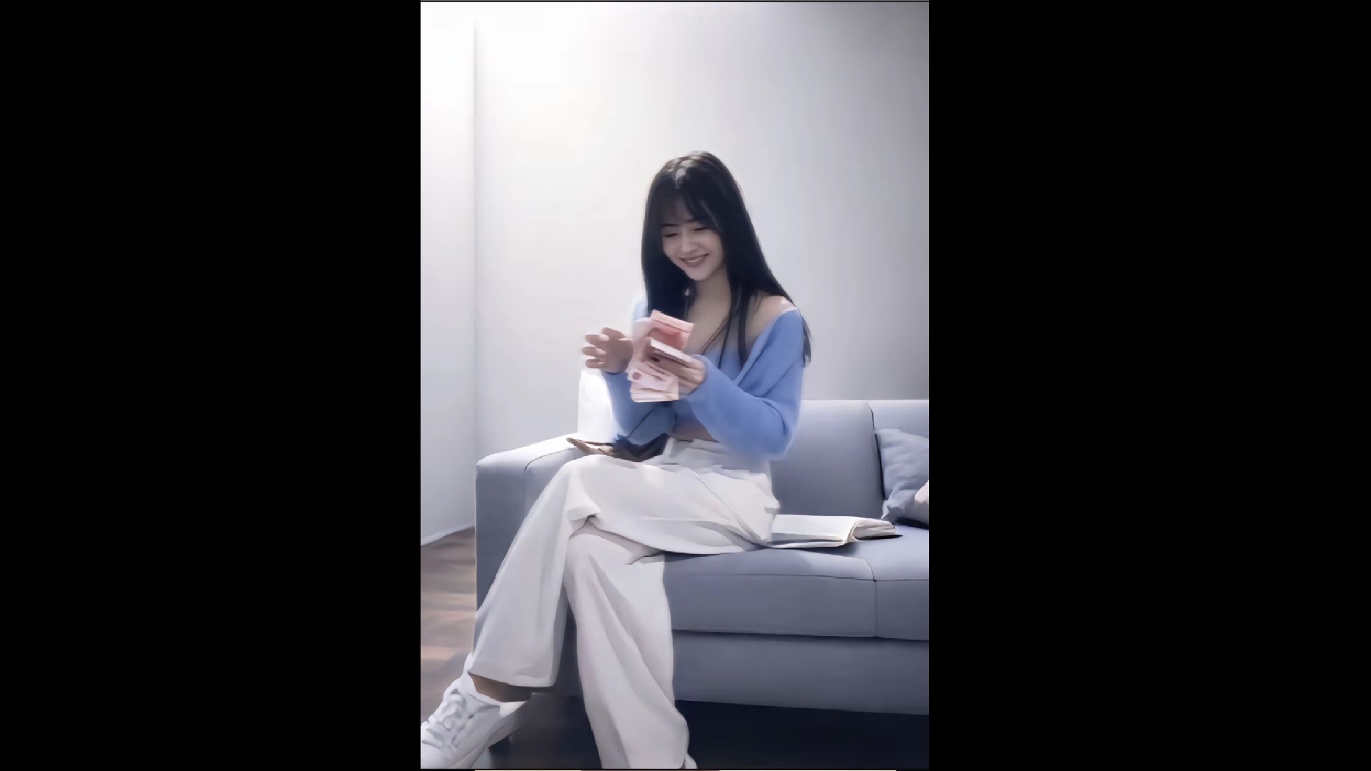 抖音很火的蓝衣战神数钱，兰兰鹿鹿女神战狼行动，两场加钟