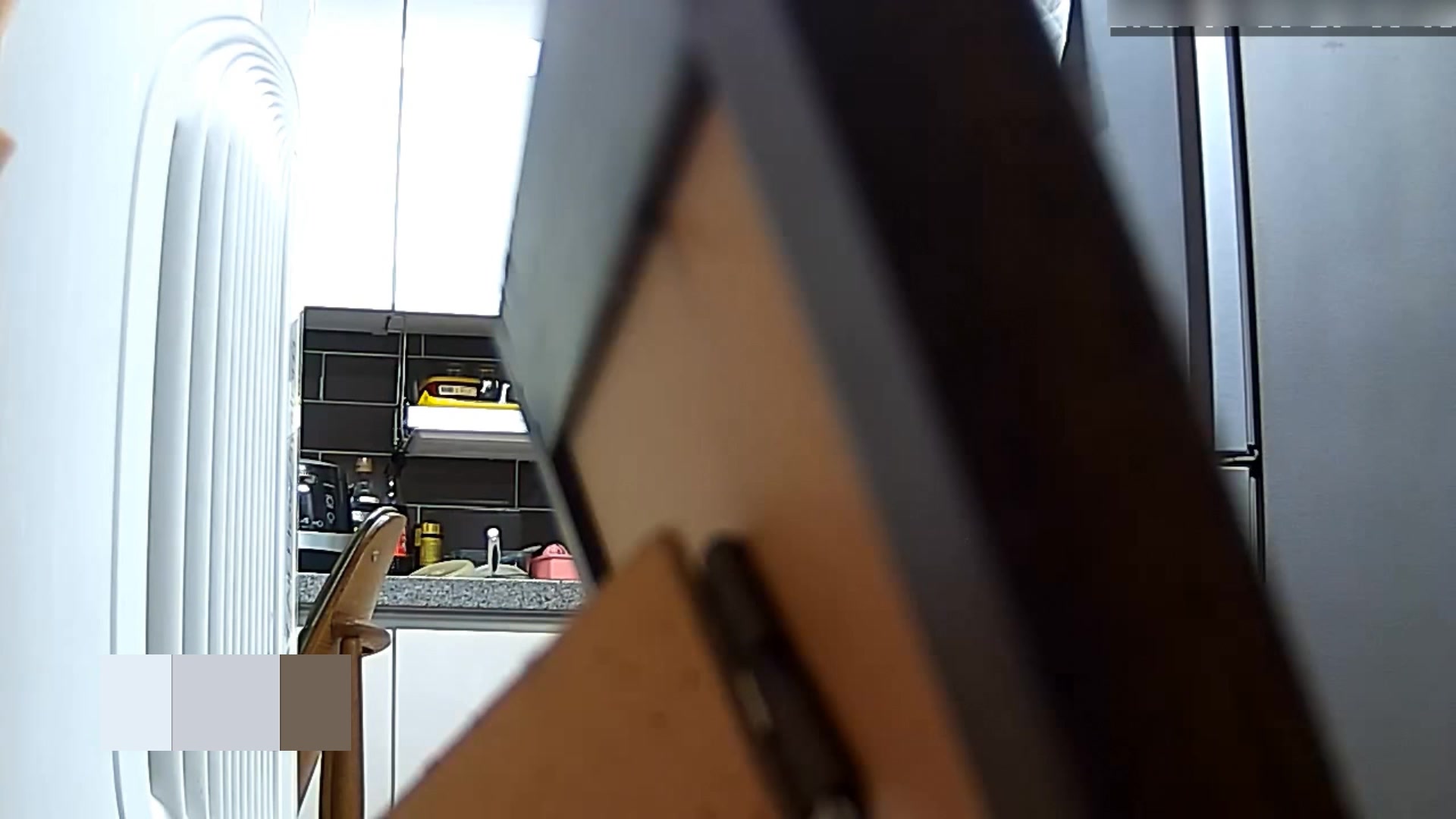 居家攝像頭黑客破解拍攝到的大奶大屁股極品少婦洗完澡後客廳裏全裸餵小狗 保養護膚 雪白雙乳看得讓人欲火焚身 1080P原版高清