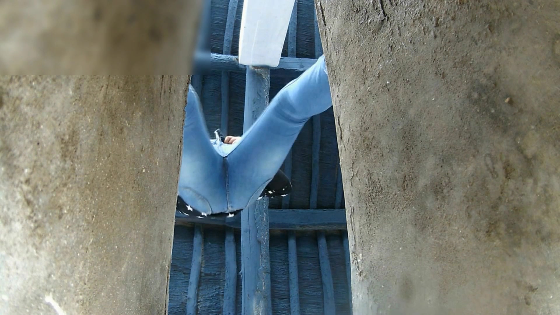 精品推薦 廁拍大神公共旱廁刁鉆視角拍攝年輕妹子如廁噓噓 肥嫩美穴看得讓人欲火焚身 1080P原版高清