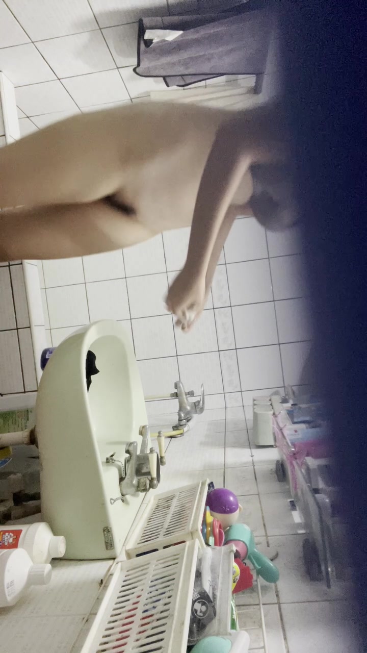 偷拍朋友女友洗澡