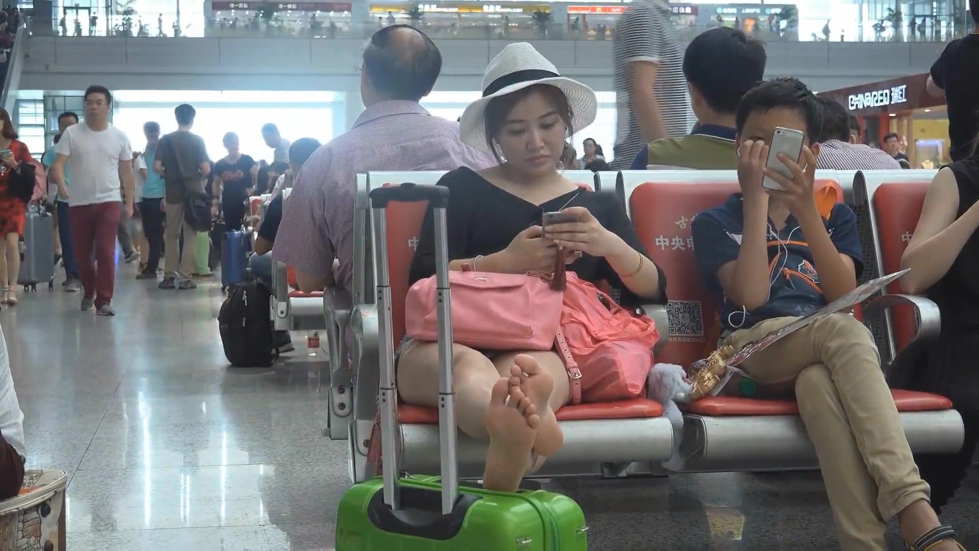 戶外坑神火車站公共衛生間偷拍各式年輕時尚美女如廁噓噓 肥嫩逼逼各異看得讓人欲火焚身 1080P高清原版