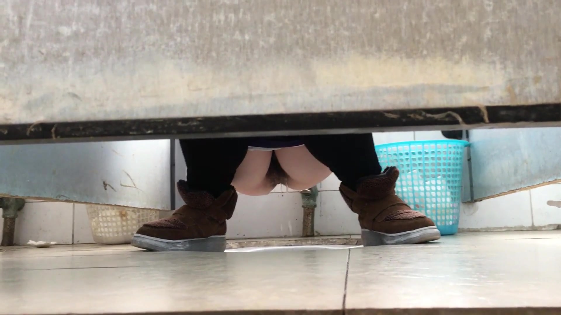 某大學公共衛生間拍攝到的漂亮妹子如廁 貌似逼逼得還未開苞啊 露臉高清