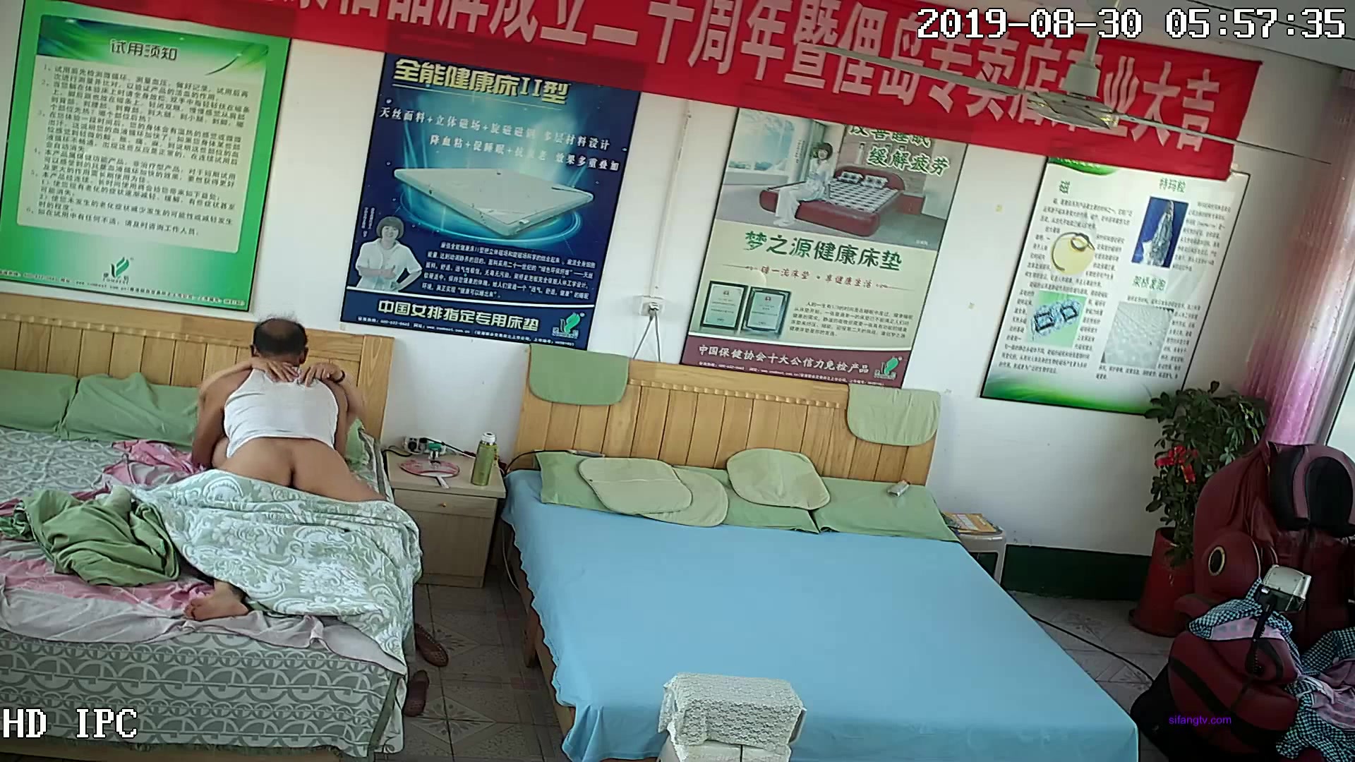最新流出-某保健用品店攝像頭黑客破解拍攝到的禿頂大爺和老相好在保健床上偷情 玩得太嗨了 1080P高清