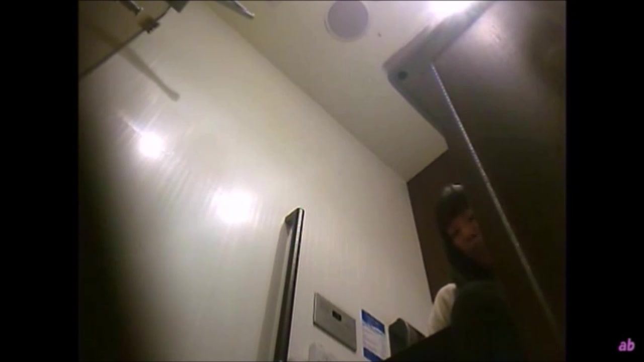 某酒店公共衛生間不同視角拍攝到的食客美女少婦如廁噓噓 顏值得蠻高的 720P原版高清