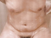 精品推薦 房東出租屋浴室窗外偷拍姐妹花沐浴更衣 雪白肌膚堅挺美乳看得讓人欲火焚身 貌似很享受啊 1080P高清原版