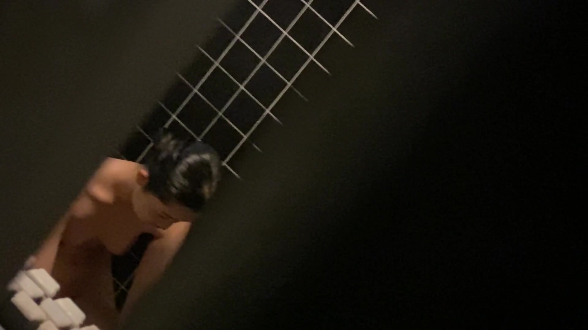 精品推薦 猥瑣大叔夜晚冒著風險窗戶縫中偸拍鄰家藝校學妹沐浴更衣 雪白肌膚堅挺美乳看得讓人欲火焚身 1080P高清原版