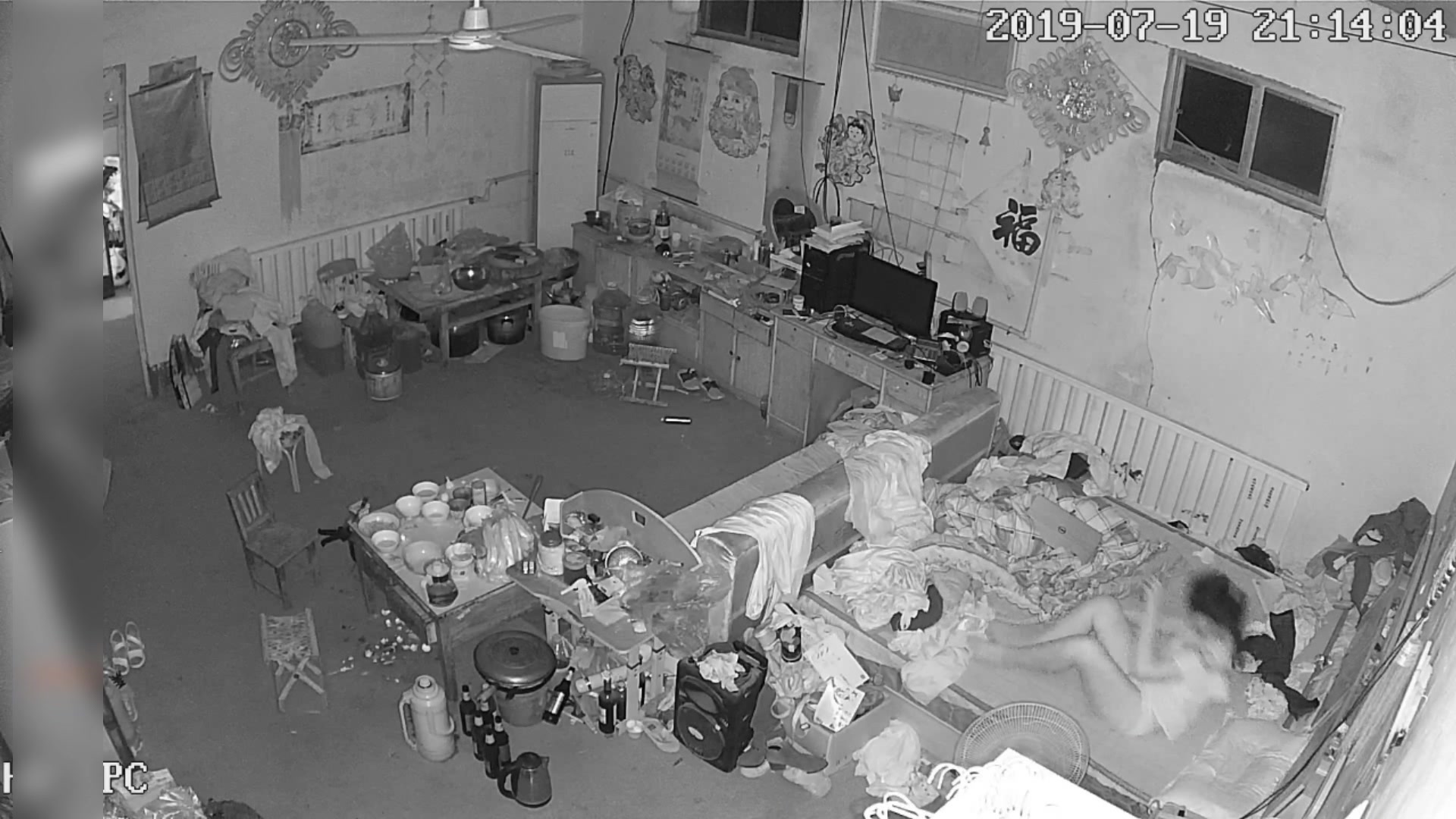 合租房攝像頭破解拍攝到的打工姐妹夜裏獨自一人寂寞難耐 邊看手機上的A片邊自慰 奶子挺大貌似還是個白虎 露臉高清