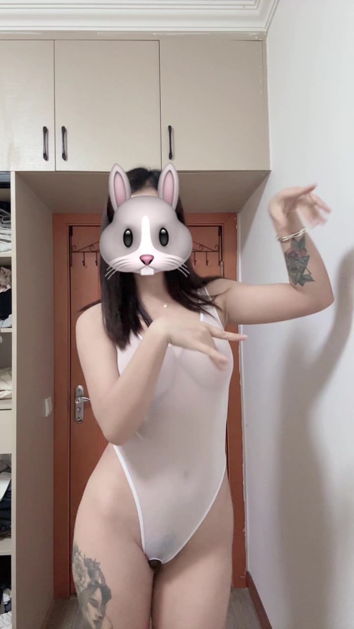 还在上班 女友发给我的视频