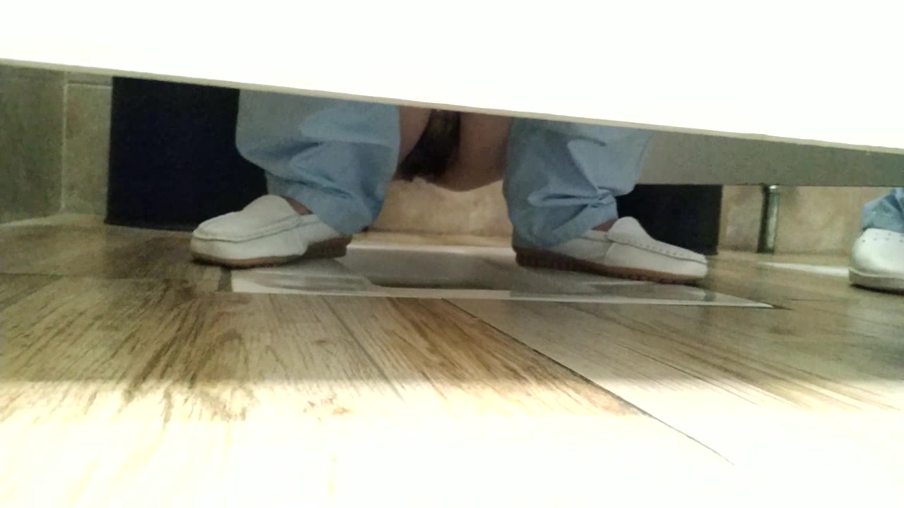 最新流出國內廁拍大神潛入某醫院公共女廁偷拍各式美女如廁 居然連女保安也不落下 720P高清原版