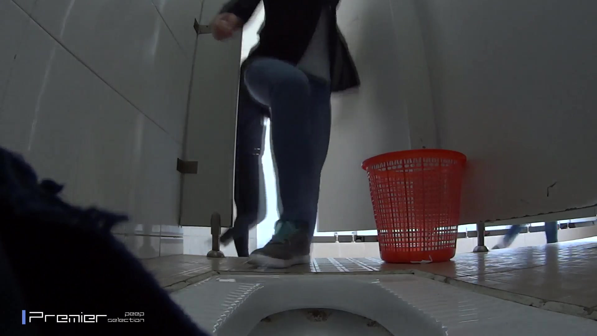 【全網首發】【精品廁拍】外站最新流出國內廁拍大神潛入某師範學院隔板女廁偷拍美女噓噓 後拍大屁股看得欲火焚身 精彩刺激值得收藏～原版高清