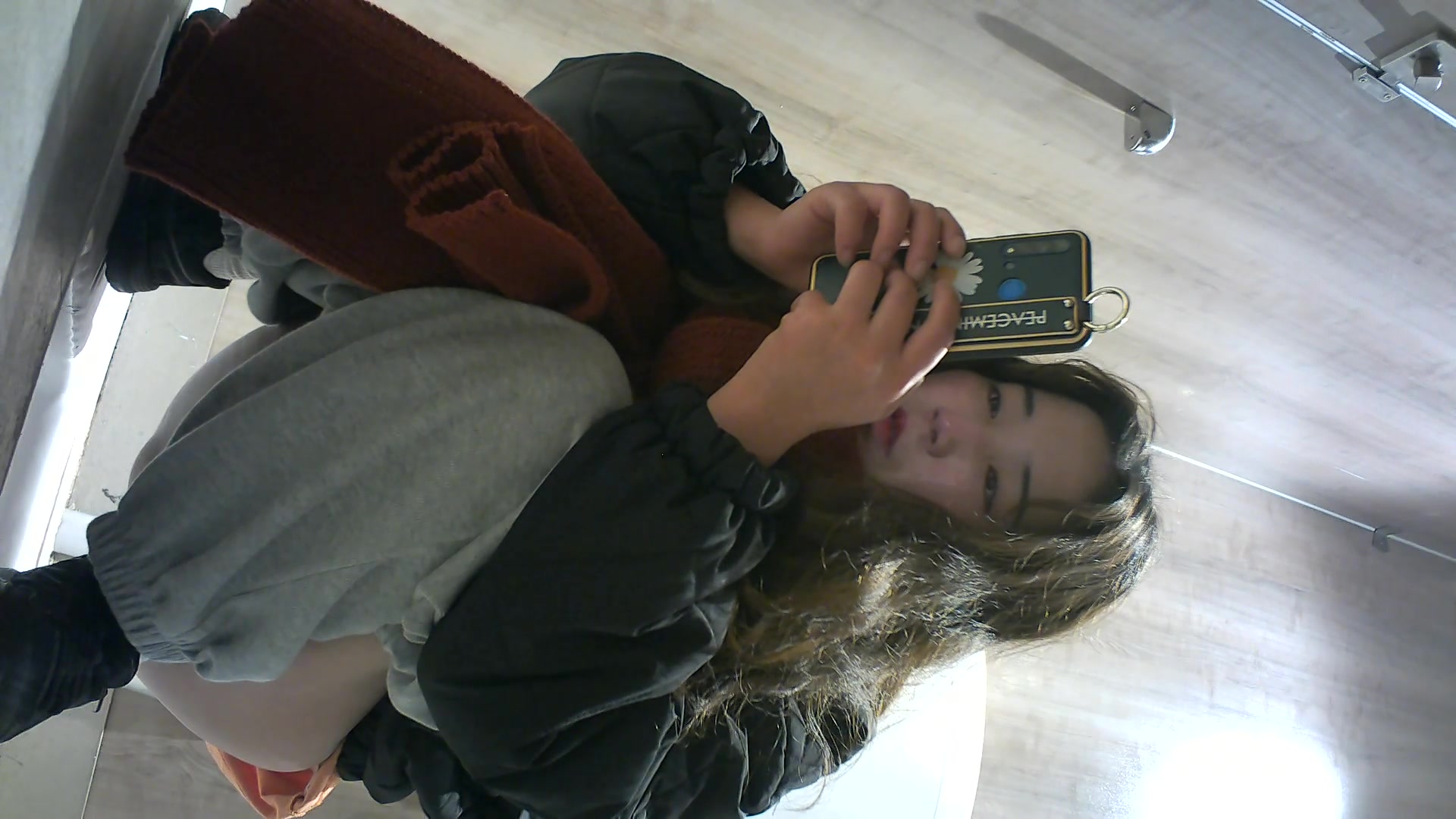 最新流出國內廁拍大神暗夜潛入商場公共女廁全景偷拍各式美女如廁 有個手持紅色手機少婦顏值蠻高的 1080P高清原版