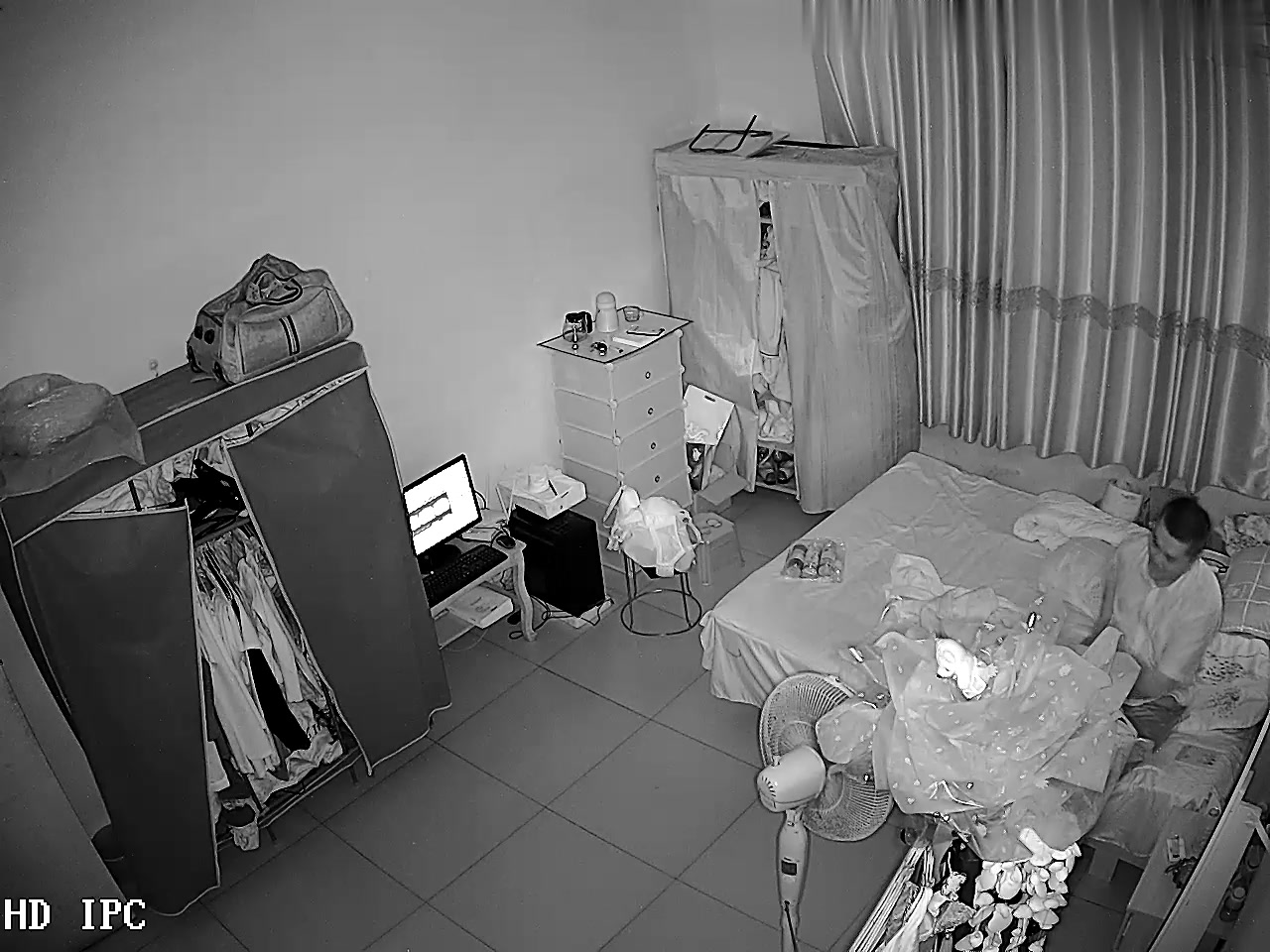 家庭網絡攝像頭黑客破解拍攝到的小夫妻啪啪過性生活 貌似做愛前沖了一杯瑪卡 有點猛啊 露臉高清