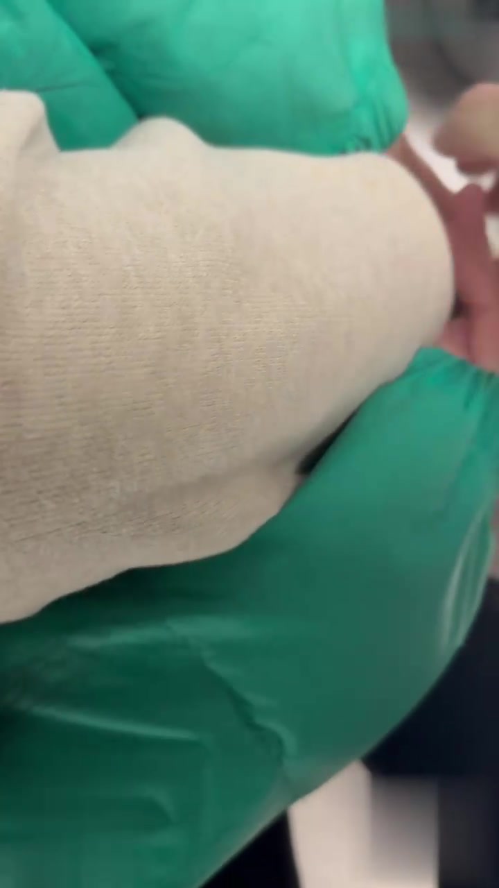 【奶气原创】开车不小心撞到人，下车一看，一位貌美如仙的女生倒在了地上，我赶紧去扶，问受伤没，美女朝我一顿骂，说我开车不看路