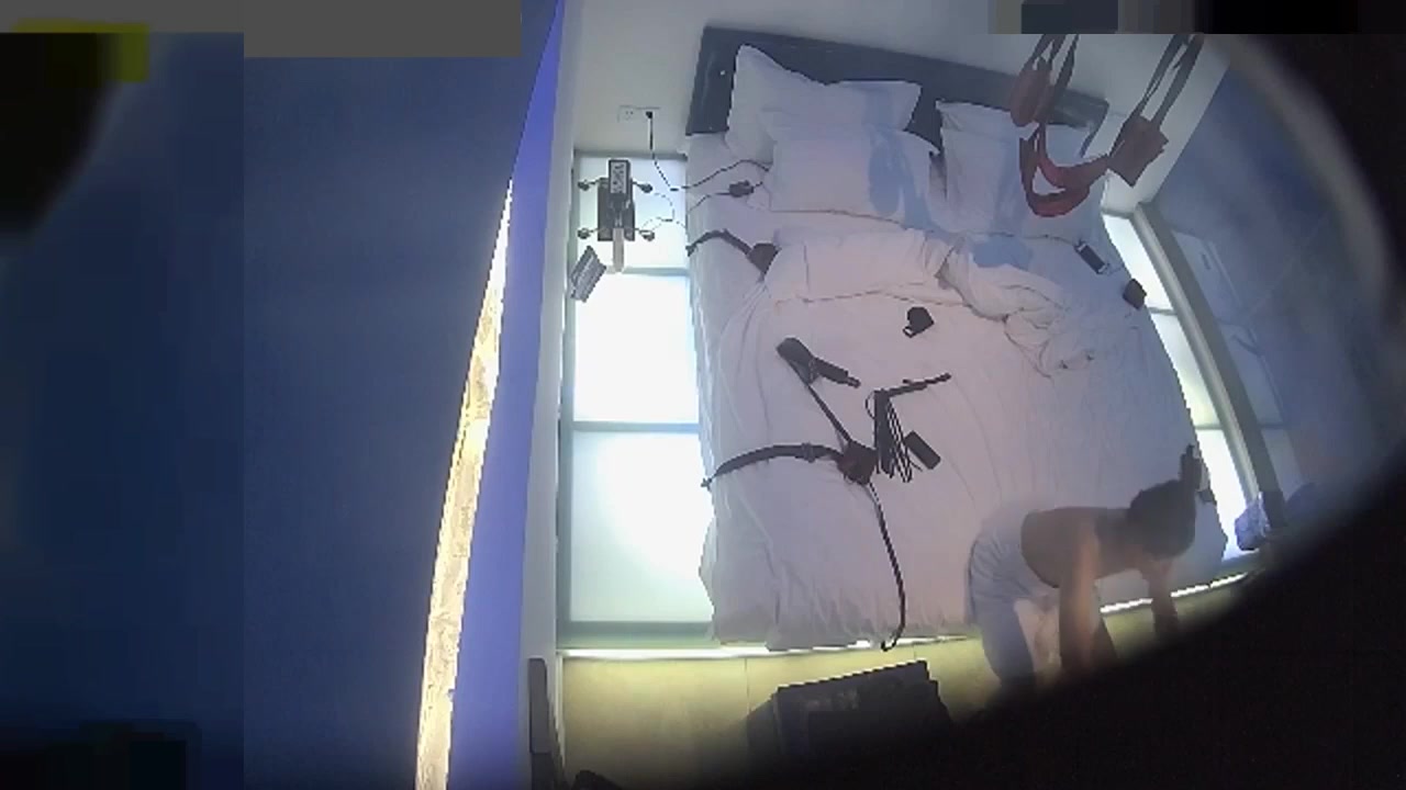 情趣酒店拍攝到的假期大學生眼鏡妹子穿著情趣肚兜裝和男友開房玩刺激 貌似還帶了不少裝備 有點猛啊 露臉高清