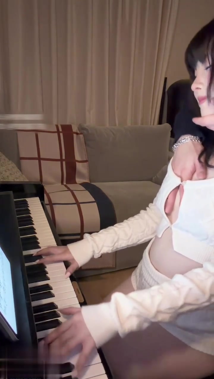 噗噗的钢琴教学，最后忍不住在美穴上狠狠抽插