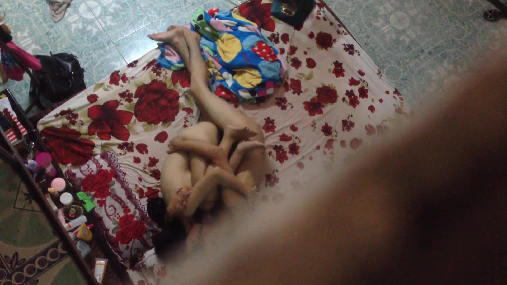 色房東偷拍簡陋出租房年輕情侶的日常起居生活 洗完澡撩撥男朋友啪啪玩耍 有點嗨呀 1080P高清