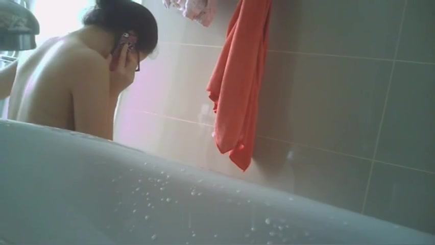 暑假到姨媽家玩在浴室浴缸旁偷放攝像頭偷拍眼鏡表姐洗澡 下面毛毛濃密看得欲火焚身 露臉高清