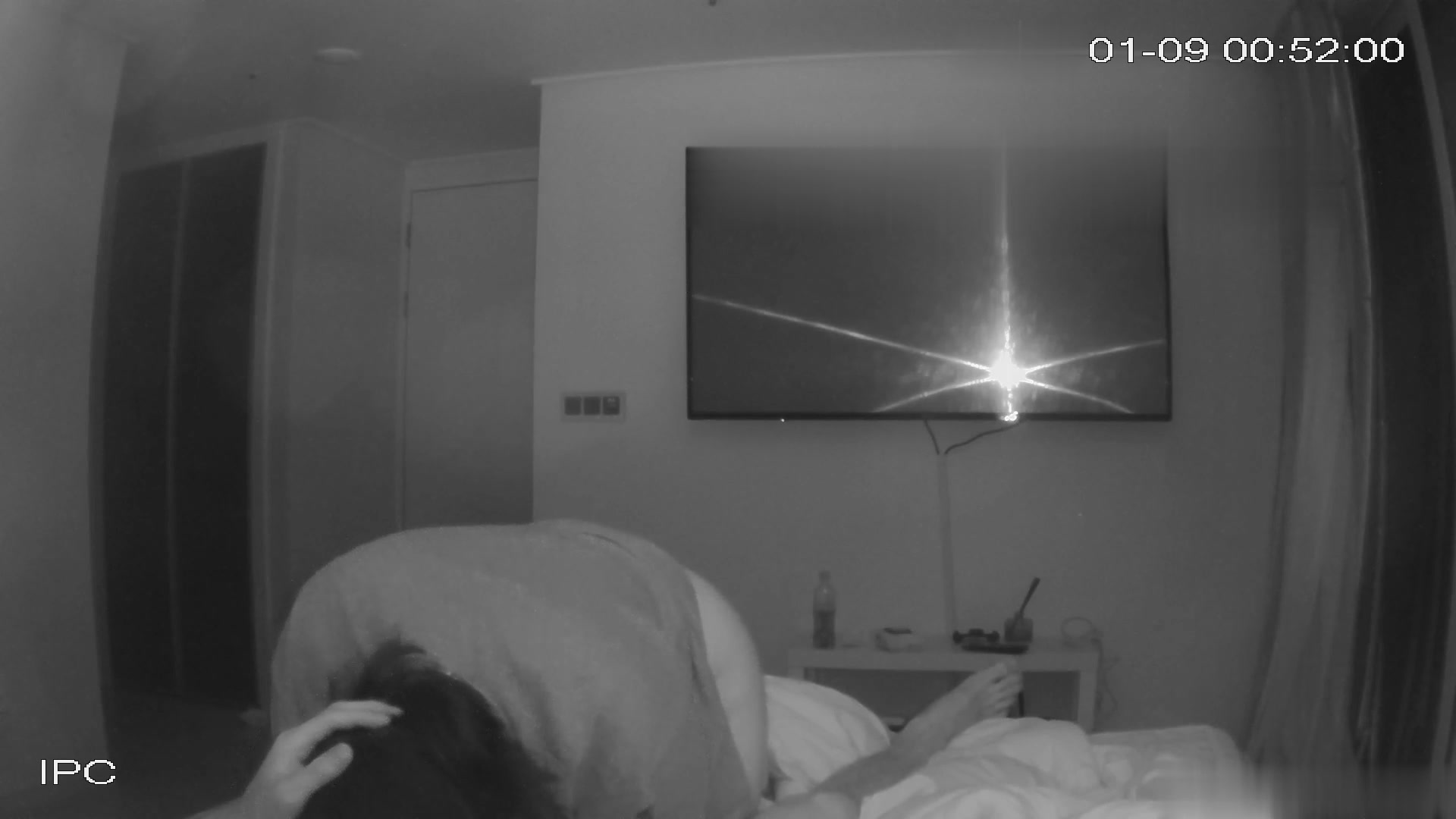 黑客破解家庭网络摄像头偷拍❤️大奶美女和男友激情啪啪  小狗在后面拆家咬被子