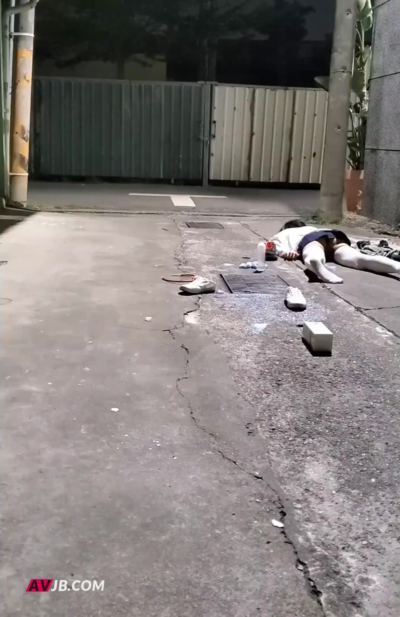 00後JK妹子醉倒在小巷子內，被路過的小哥摁在地上撩開裙子就是一頓猛操，還瘋狂口爆，簡直爽翻了！