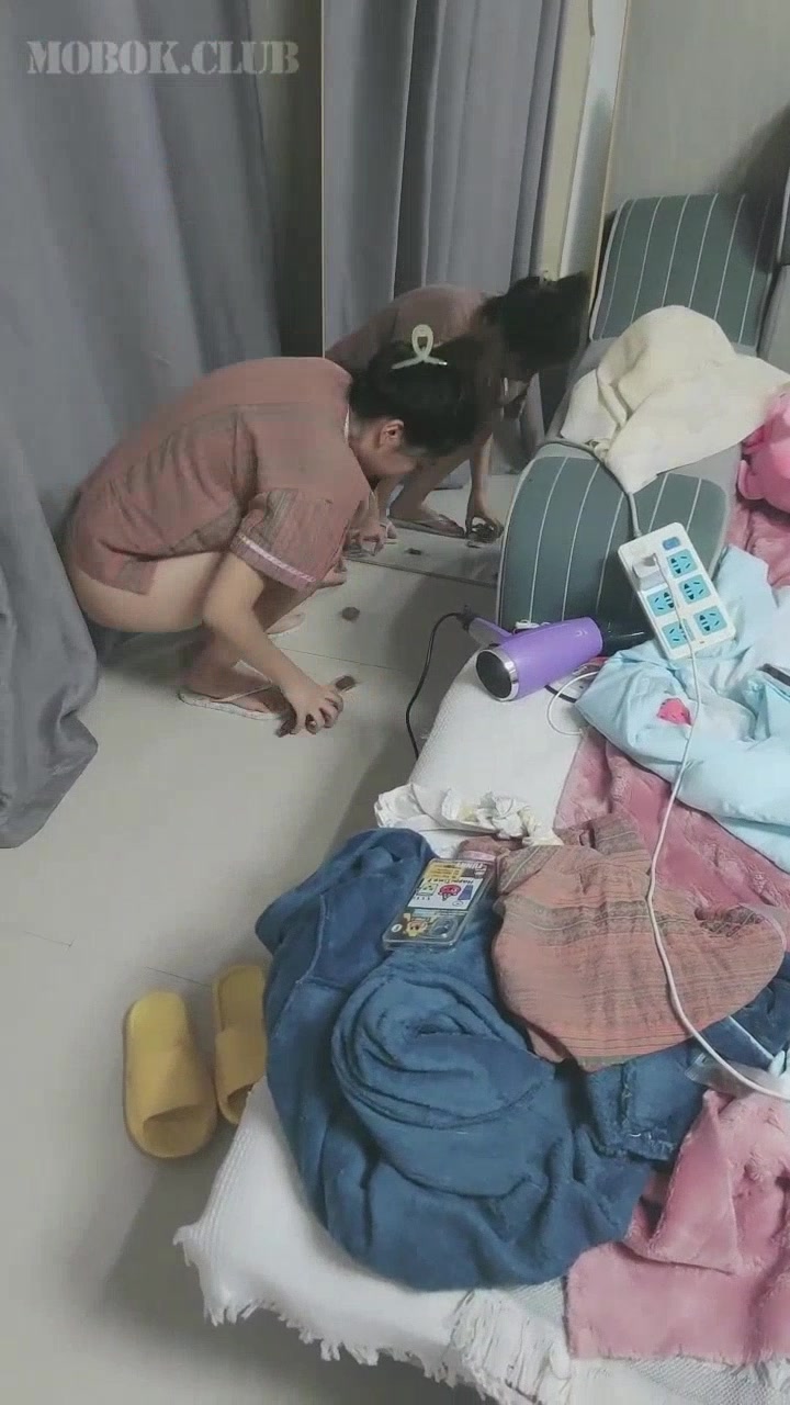 【完美露脸性爱自拍】吃饱喝足干良家，小媳妇边收拾孩子弄乱的客厅边被小哥乱摸，推倒直接沙发上后入