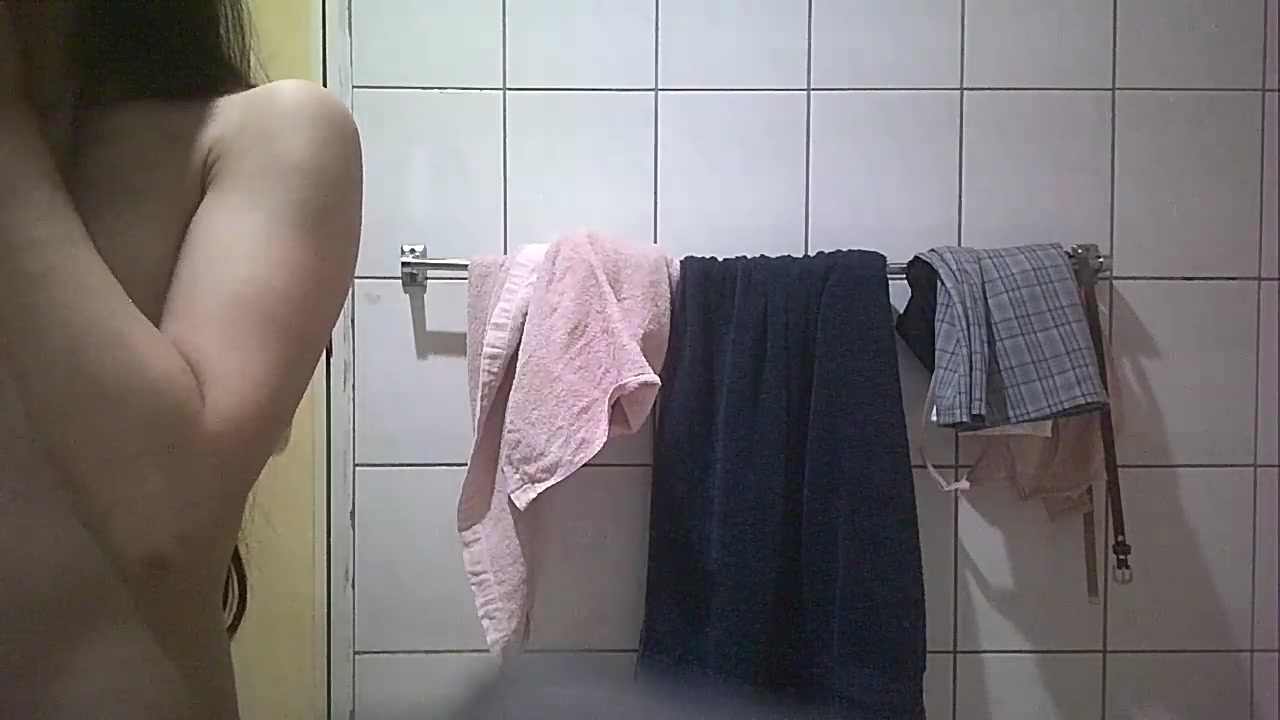 卫生间暗装针孔真实偷拍，眼镜飞机场表姐洗澡，有点小激动