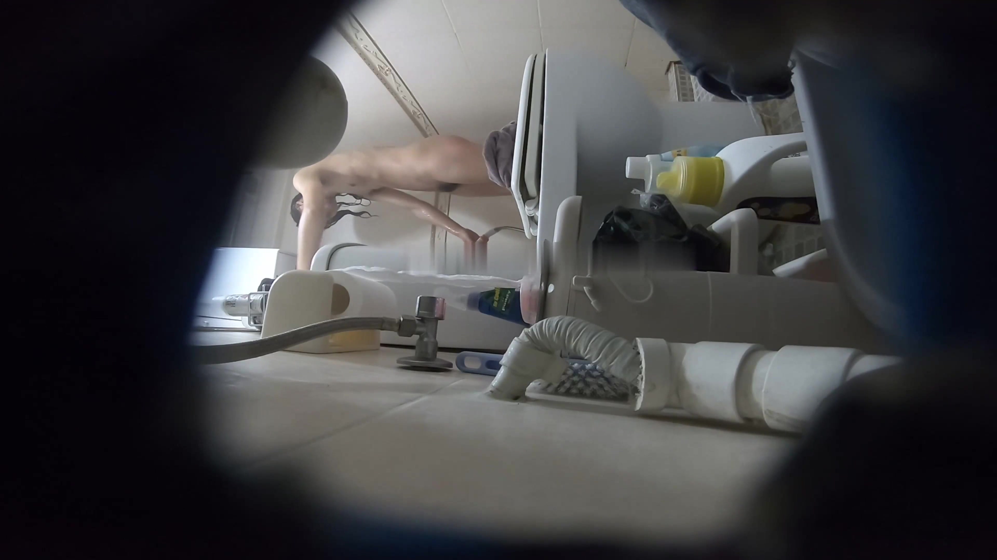 贵在真实，咸湿房东出租房针孔两位姐妹花洗澡，身材都很哇塞，一个奶大一个阴毛多