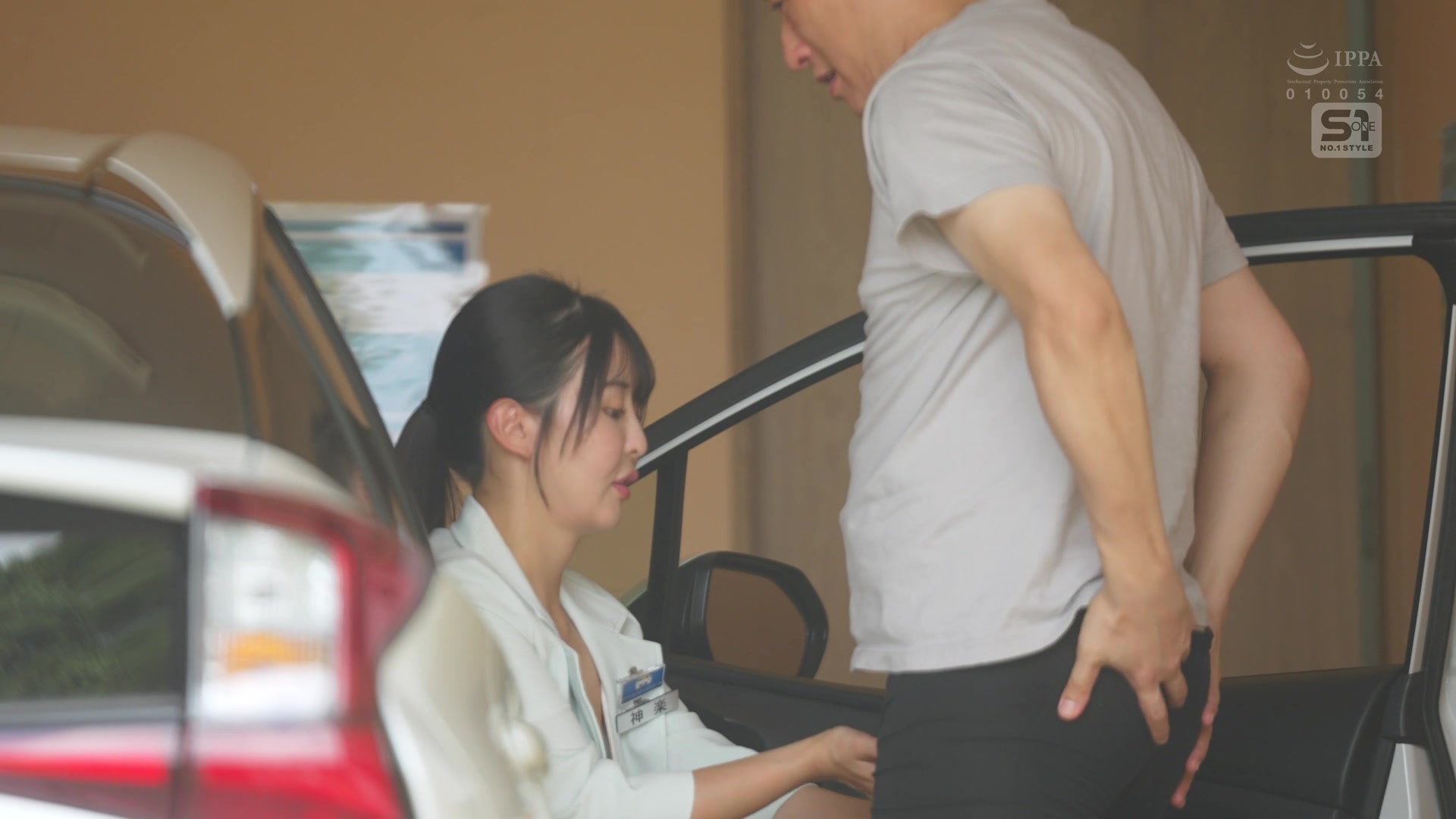 SNOS-107 仮免教習中にKカップの美人教官と2人きり。狭い密室で爆乳誘惑された僕はもう平常心で安全運転出来ません。 神楽ももか - 1of5