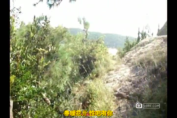 爬到半山腰撩起长发女友短裙狂插[天b20140918]