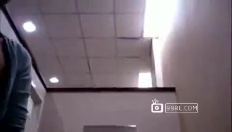 在商场悄悄地帮炮友吮吸鸡巴 扭着淫臀被大鸡吧操 好舒服 好刺激