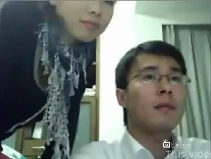 领导把公司女少妇带回家操逼[葡2