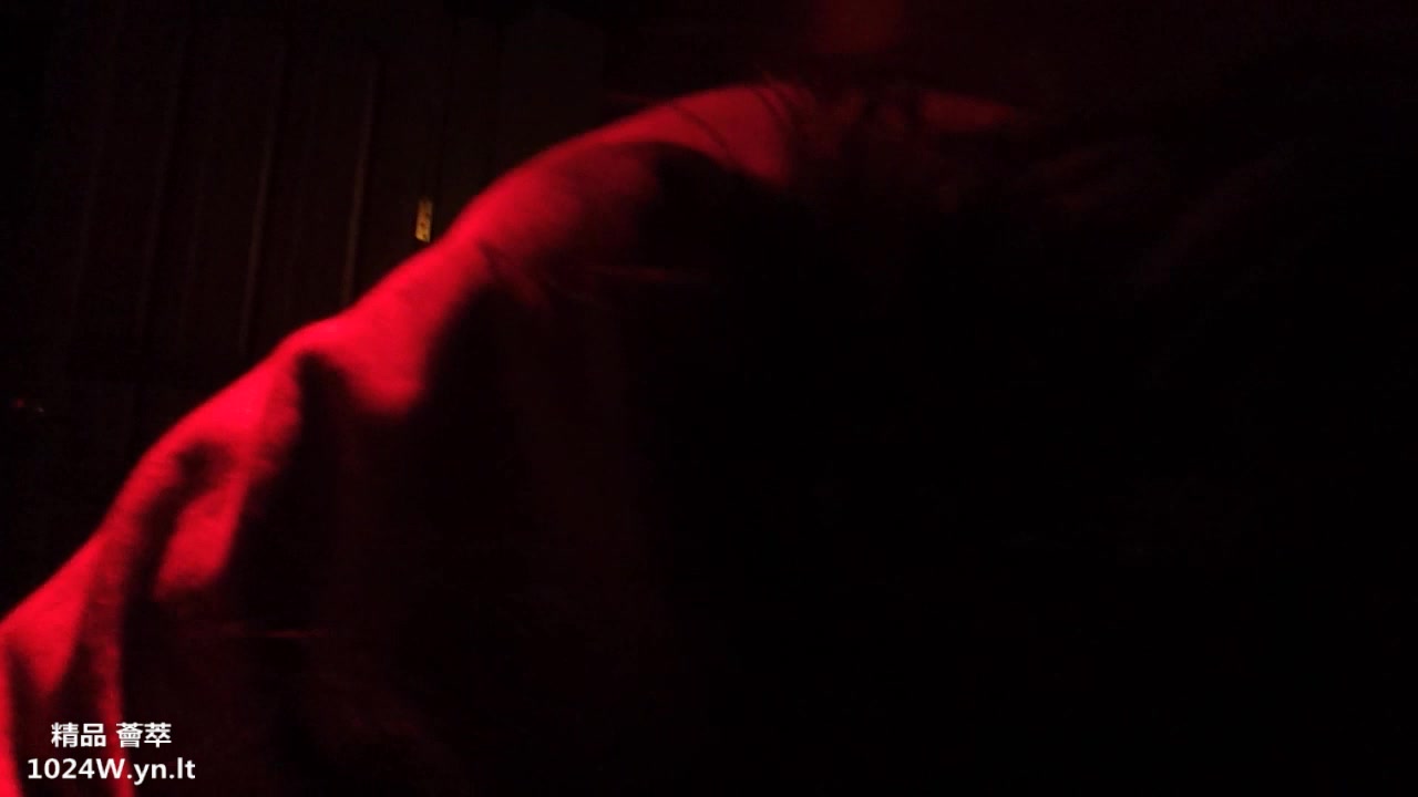 長發女友伏於大腿間整根大屌吞入口中_1