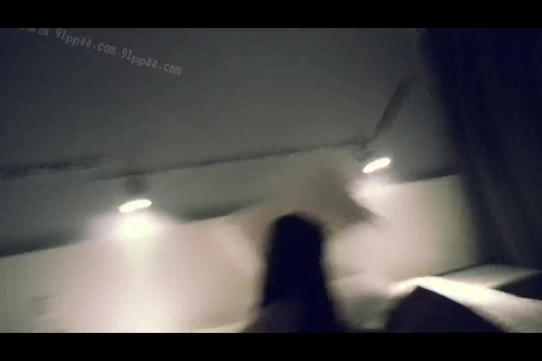 在宾馆玩个骚逼少妇，让她给我舔鸡巴我玩她的逼舔的我太舒服了