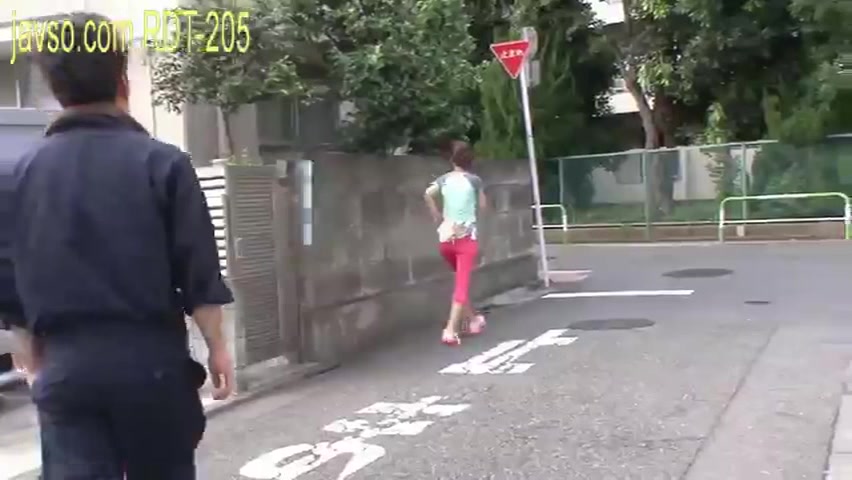 在車內被猥褻的人妻 片段1