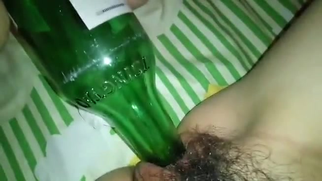 20岁少女酒瓶自慰 粉嫩鲍鱼