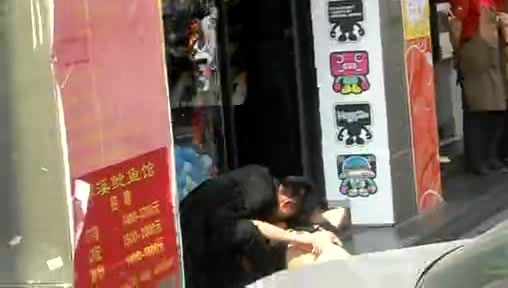 好大胆大白天闹市舔舐喝酒女孩