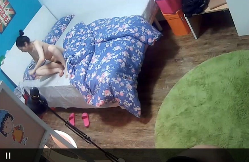 水滴偷拍没穿衣服的小媳妇突然发现家里的摄像头被人偷开了