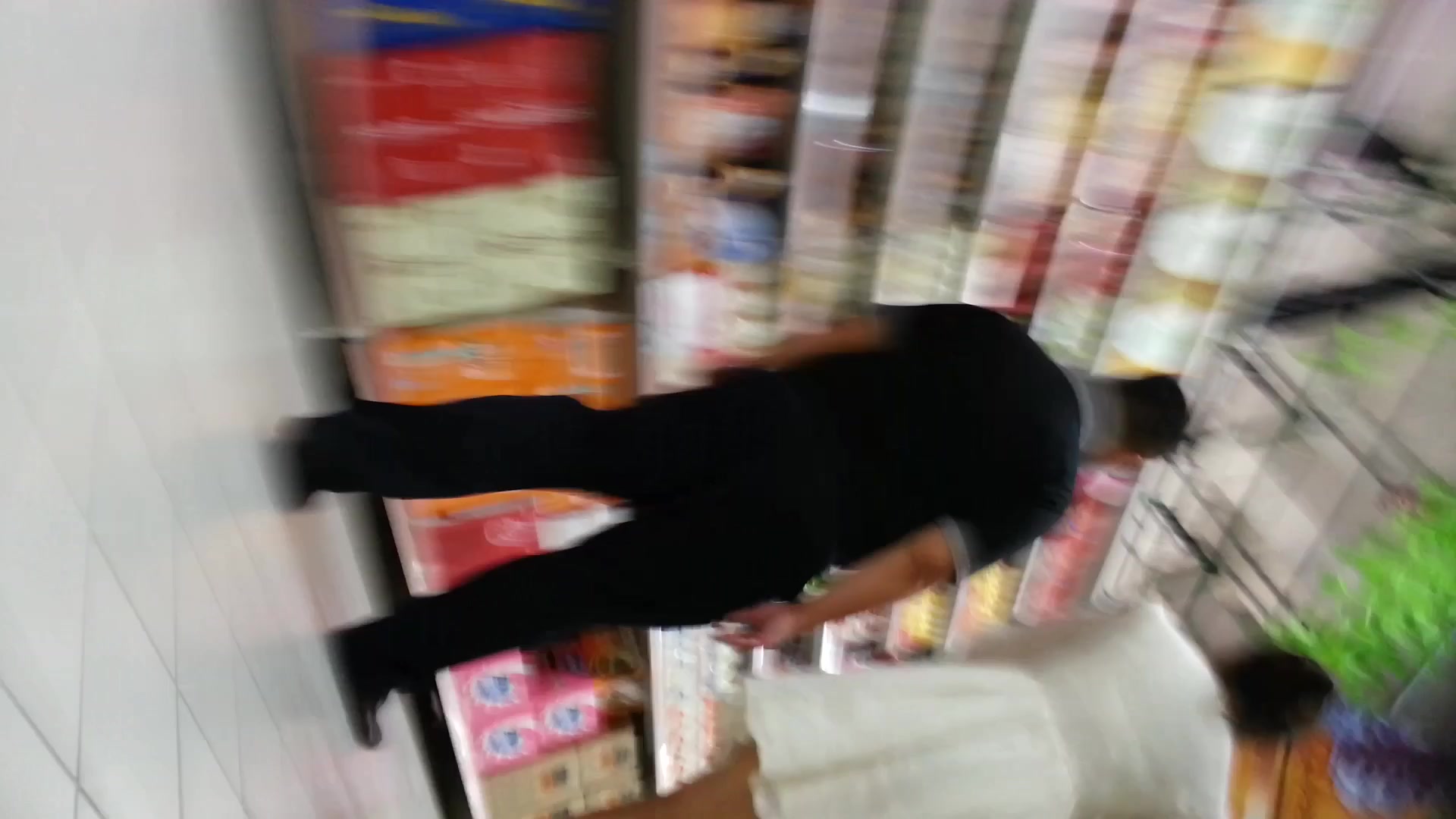 偷拍超市极品白裙少妇丁字裤太小露阴毛