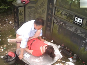 古墓嫖妓心慌慌时尚大姐全身红彤彤挡煞气连小包包和内裤都是红的