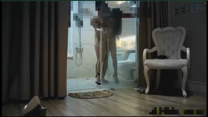 裤哥饭局夫人第三部换上黑丝高跟椅子上后入干到地板