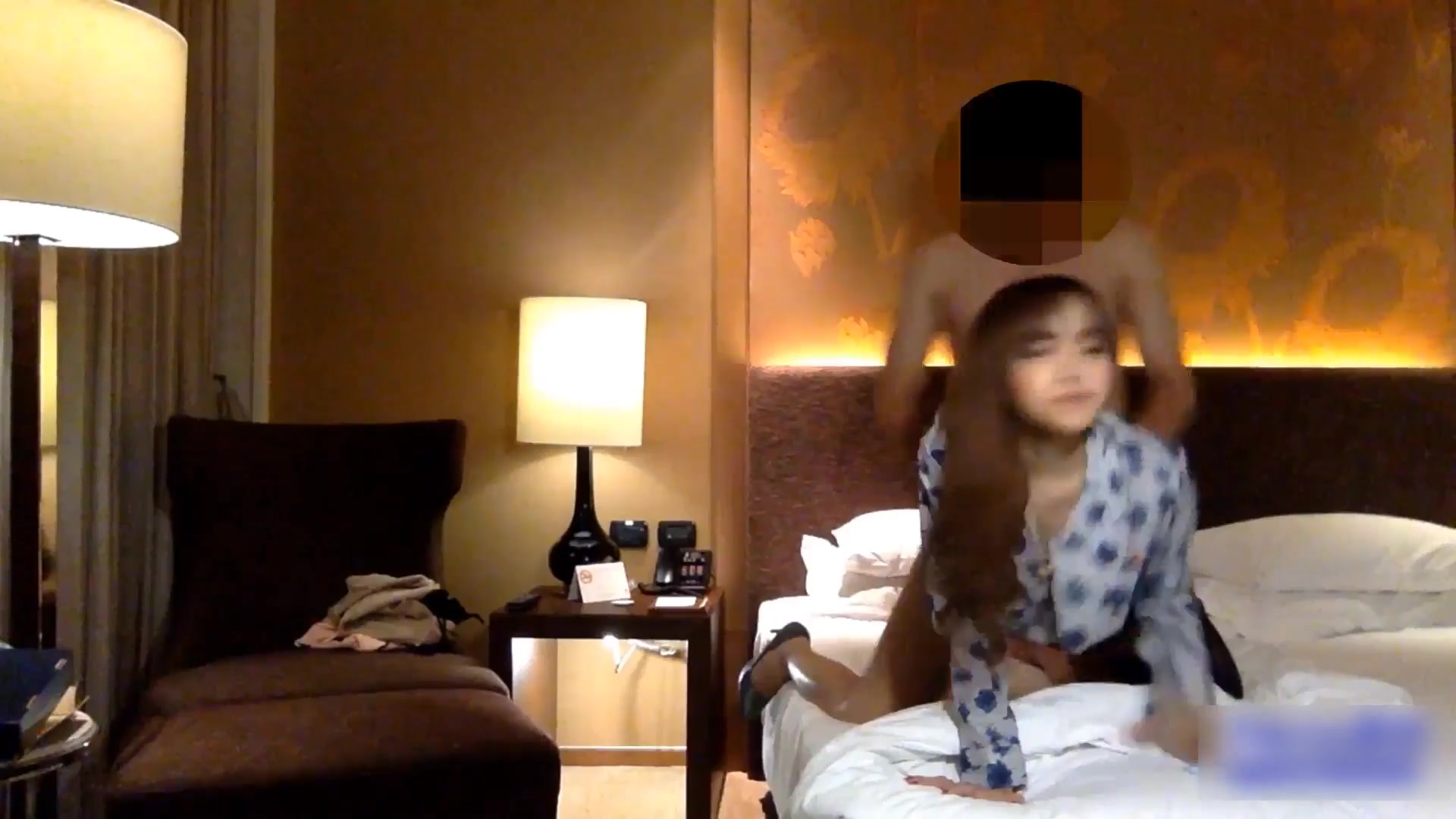 大款汤先生酒店开房约炮网红脸蛋混血童颜巨乳美女啪啪前手机拍照留念