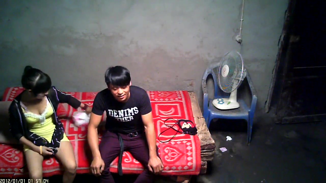 棚户区站街女暗拍洗脚准备开草门被踹开隔壁一对完事的要过来观摩妹子被吓坏了