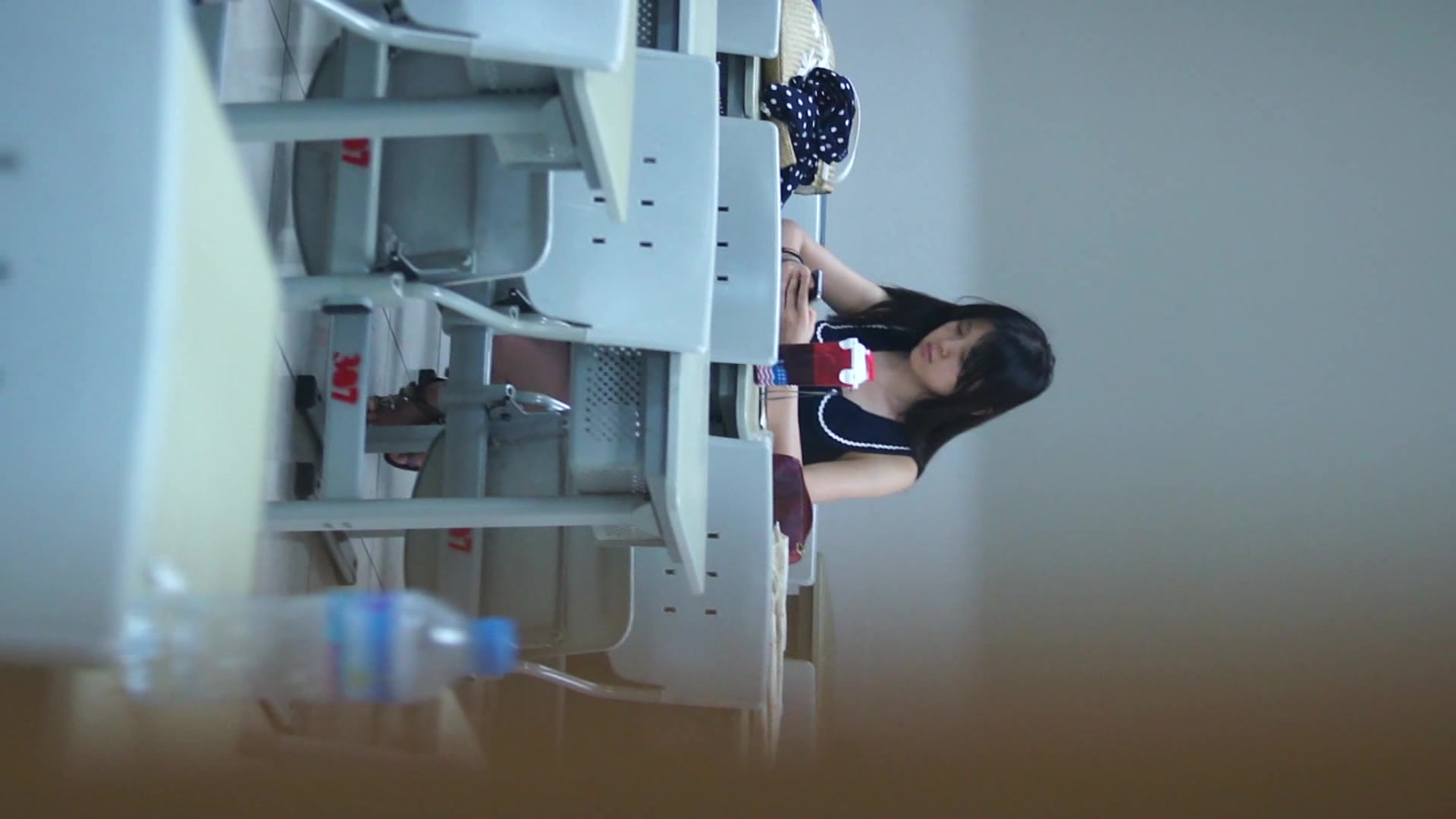 趁周末人少大教室偷拍校花上厕所赶上来月经 不亏是校花很注意形象不停照镜子